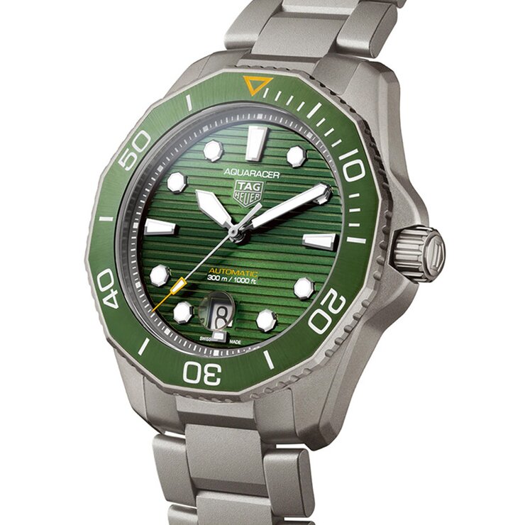 TAG Heuer horloge met een kast in titanium, met een wijzerplaat in het groen en een diameter van 43 mm