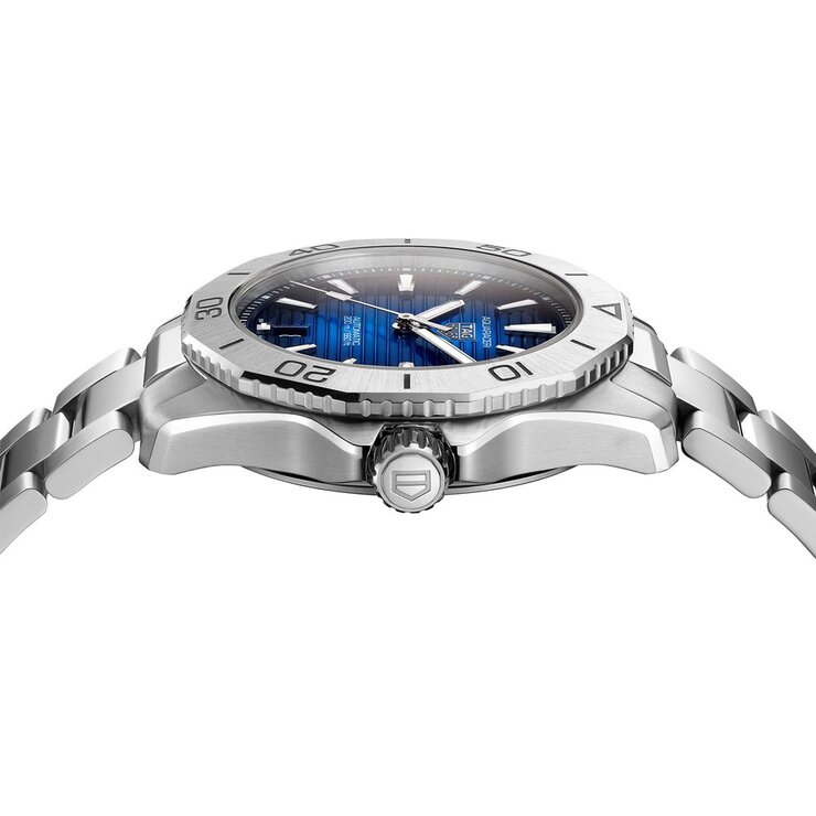 TAG Heuer horloge met een kast in staal, met een wijzerplaat in het blauw en een diameter van 40 mm