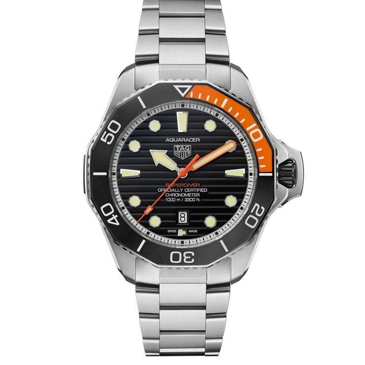 TAG Heuer horloge met een kast in titanium, met een wijzerplaat in het zwart en een diameter van 45 mm