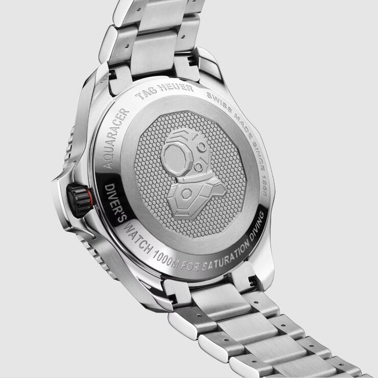 TAG Heuer horloge met een kast in titanium, met een wijzerplaat in het zwart en een diameter van 45 mm
