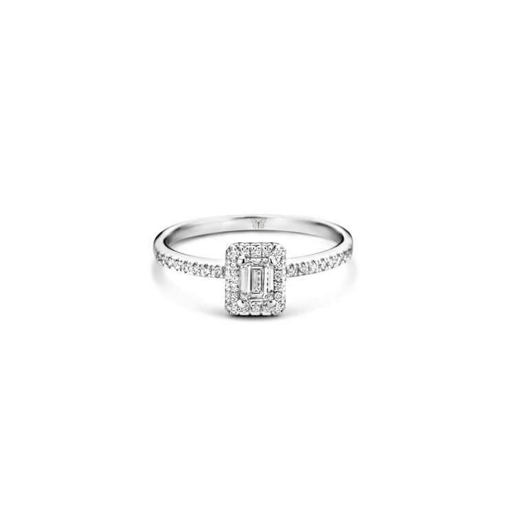The Exclusive Collection verlovingsring in wit goud 18kt met emerald diamant van 0,30 karaat als hoofdsteen omringd door briljanten van 0,25 karaat