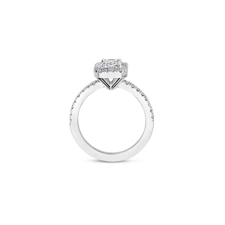 The Exclusive Collection verlovingsring in wit goud 18kt met emerald diamant van 1,04 karaat als hoofdsteen omringd door briljanten van 0,44 karaat