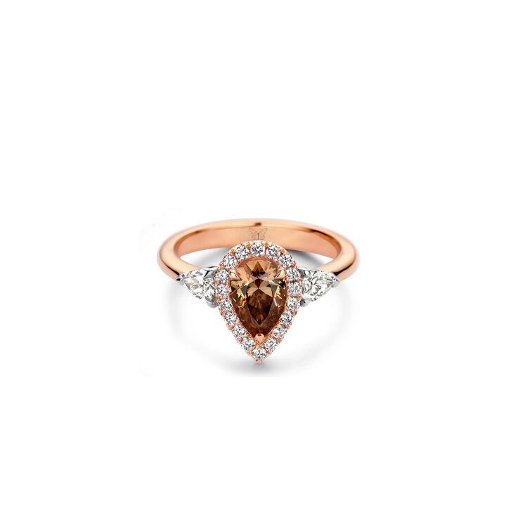 The Exclusive Collection verlovingsring in rosé goud 18kt met bruine peervormige diamant als hoofdsteen omringd door briljanten van 0,61 karaat