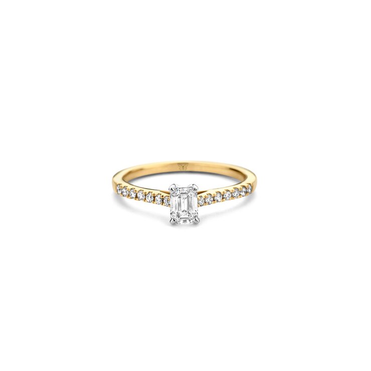 The Exclusive Collection verlovingsring in geel goud 18kt met emerald diamant van 0,43 karaat als hoofdsteen omringd door briljanten van 0,14 karaat