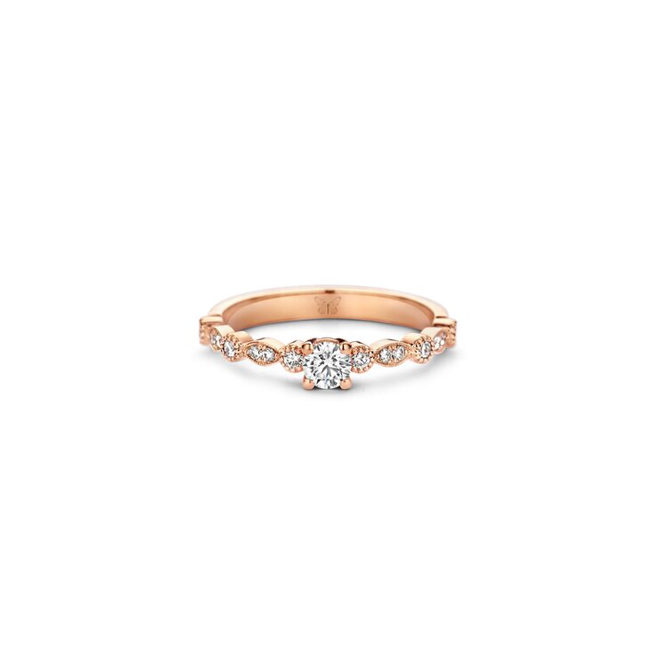 The Exclusive Collection verlovingsring in rosé goud 18kt met briljant (ronde diamant) van 0,25 karaat als hoofdsteen omringd door briljanten van 0,19 karaat