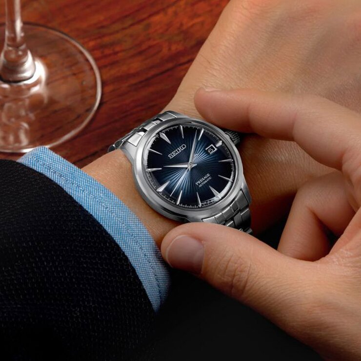 Seiko horloge met een kast in staal, met een wijzerplaat in het blauw en een diameter van 40.5 mm