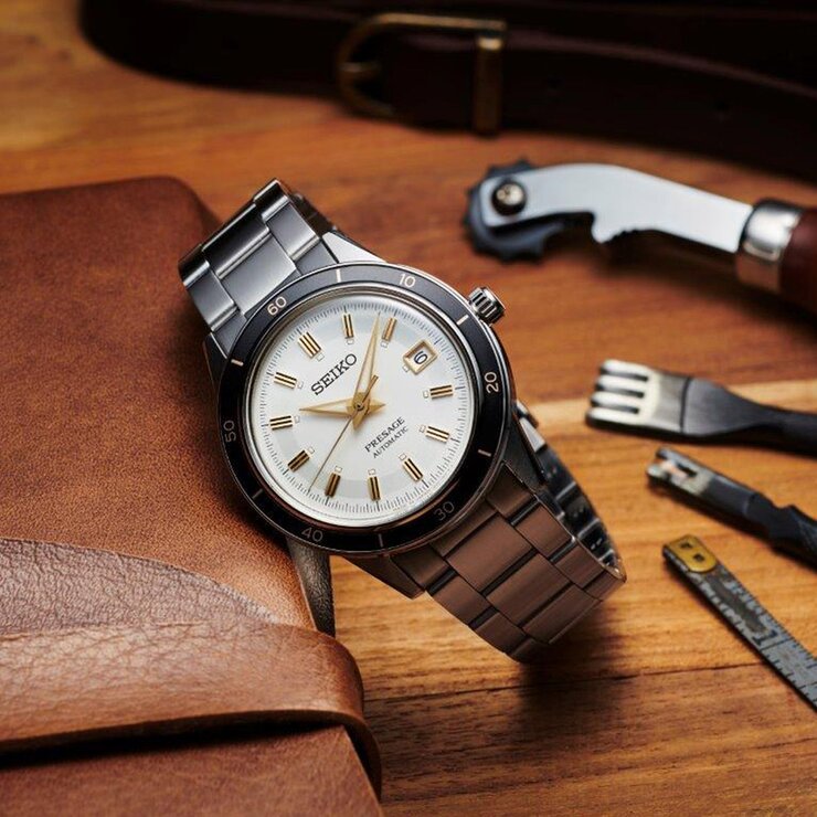 Seiko horloge met een kast in staal, met een wijzerplaat in het wit en een diameter van 41 mm