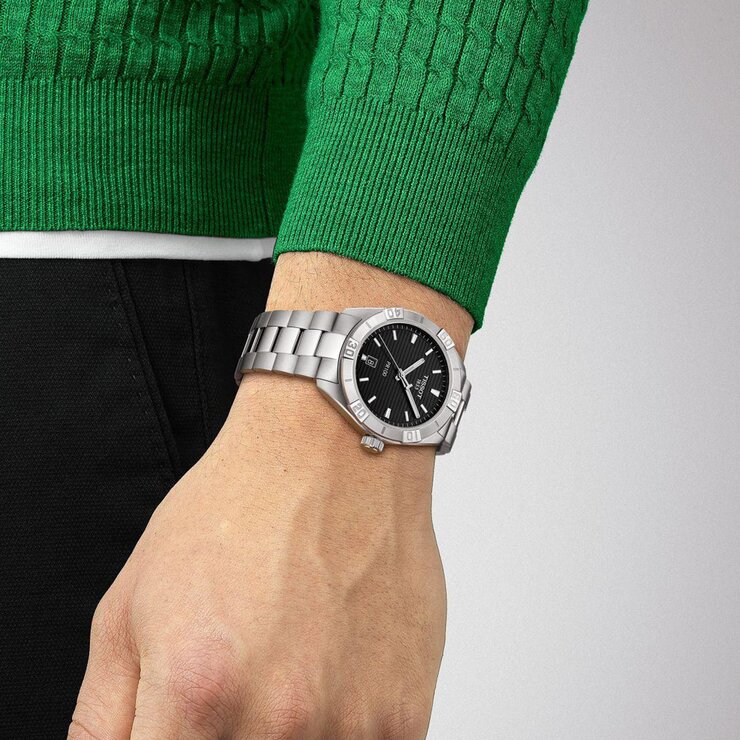 Tissot horloge met een kast in staal, met een wijzerplaat in het zwart en een diameter van 42 mm