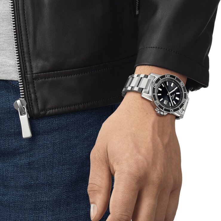 Tissot horloge met een kast in staal, met een wijzerplaat in het zwart en een diameter van 44 mm