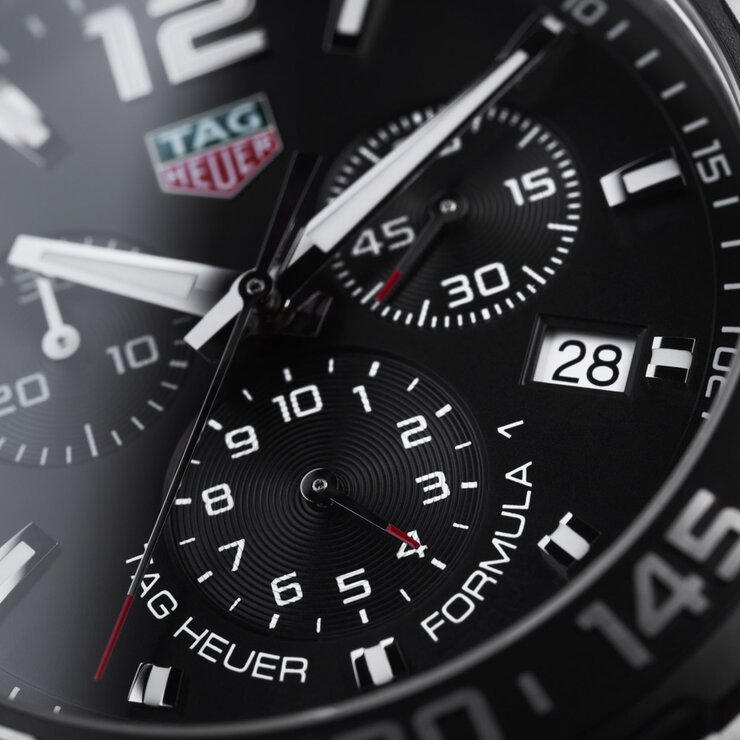 TAG Heuer horloge met een kast in staal, met een wijzerplaat in het zwart en een diameter van 43 mm