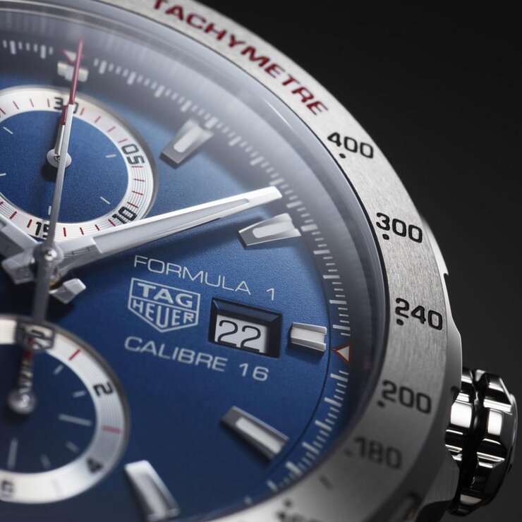 TAG Heuer horloge met een kast in staal, met een wijzerplaat in het blauw en een diameter van 44 mm