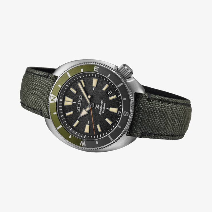 Seiko horloge met een kast in staal, met een wijzerplaat in het groen en een diameter van 42.5 mm