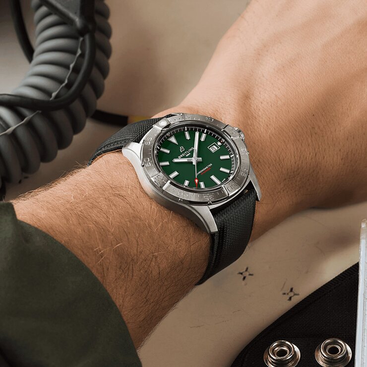 Breitling horloge met een kast in staal, met een wijzerplaat in het groen en een diameter van 42 mm