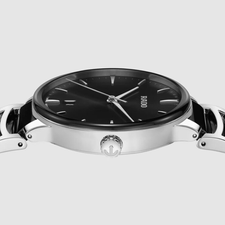 Rado horloge met een kast in staal, met een wijzerplaat in het zwart en een diameter van 39.5 mm