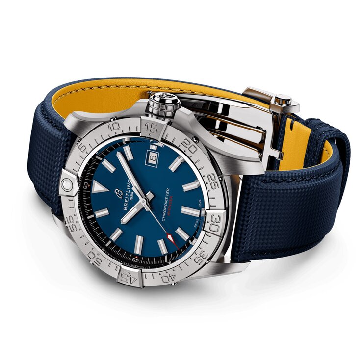 Breitling horloge met een kast in staal, met een wijzerplaat in het blauw en een diameter van 42 mm