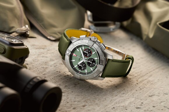 BR-AvengerB01-Chronograph-44-green-StillLife_RVB.jpg