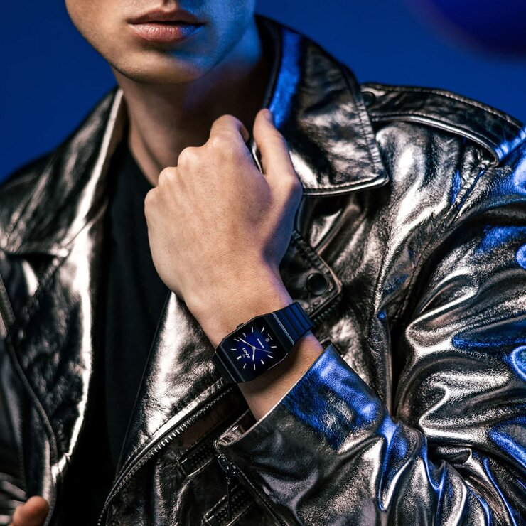 Rado horloge met een kast in keramiek en een wijzerplaat in het blauw