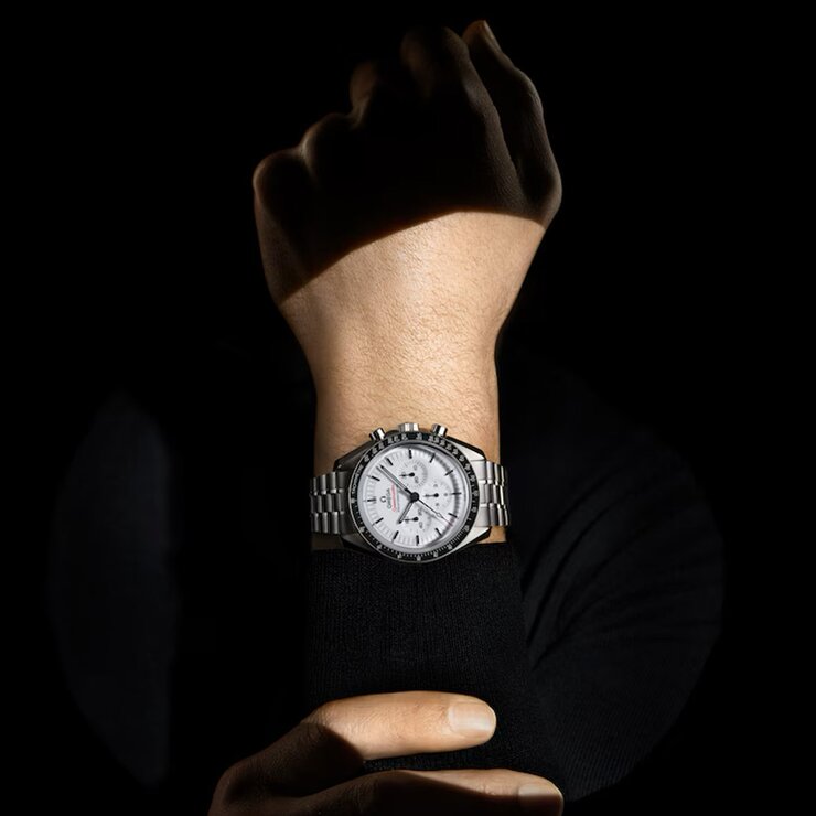 Omega horloge met een kast in staal, met een wijzerplaat in het wit en een diameter van 42 mm