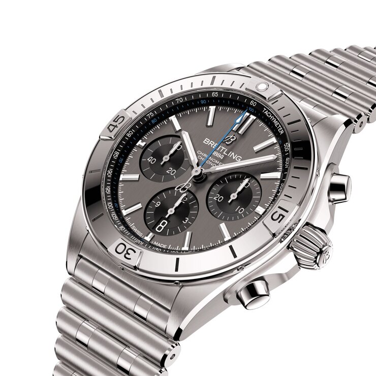 Breitling horloge met een kast in titanium, met een wijzerplaat in het grijs en een diameter van 42 mm