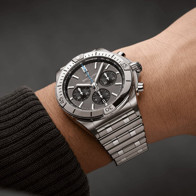 Breitling horloge met een kast in titanium, met een wijzerplaat in het grijs en een diameter van 42 mm