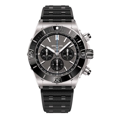 Breitling horloge met een kast in titanium, met een wijzerplaat in het grijs en een diameter van 44 mm