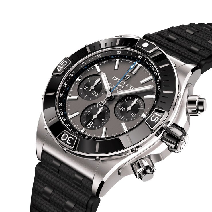 Breitling horloge met een kast in titanium, met een wijzerplaat in het grijs en een diameter van 44 mm