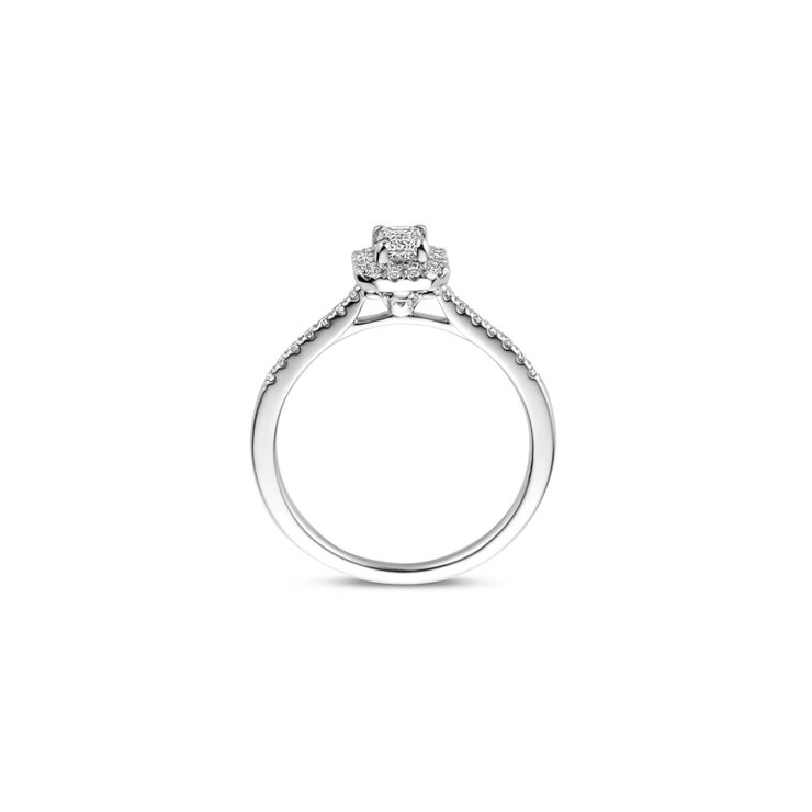 The Exclusive Collection verlovingsring in wit goud 18kt met emerald diamant van 0,31 karaat als hoofdsteen omringd door briljanten van 0,21 karaat