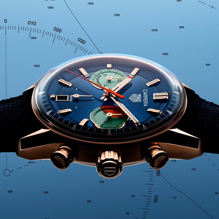 TAG Heuer horloge met een kast in rosé goud, met een wijzerplaat in het blauw en een diameter van 39 mm