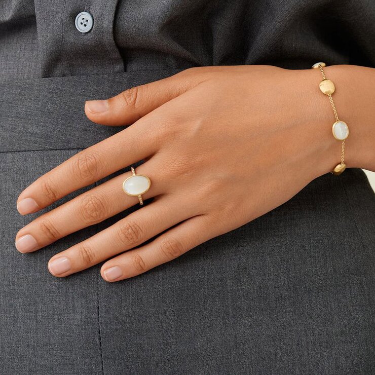 Marco Bicego ring in geel goud 18kt met parelmoer omringd door briljanten van 0,08 karaat