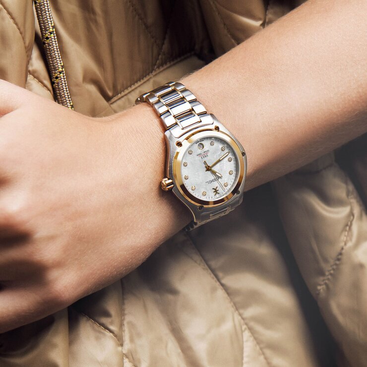 montre Ebel avec un boîtier en acier, un cadran nacre avec brillant et un diamètre de 34