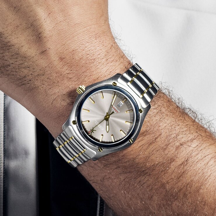 Ebel horloge met een kast in staal, met een wijzerplaat in het grijs en een diameter van 42 mm