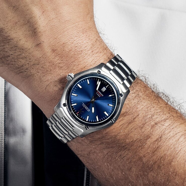 Ebel horloge met een kast in staal, met een wijzerplaat in het blauw en een diameter van 42 mm