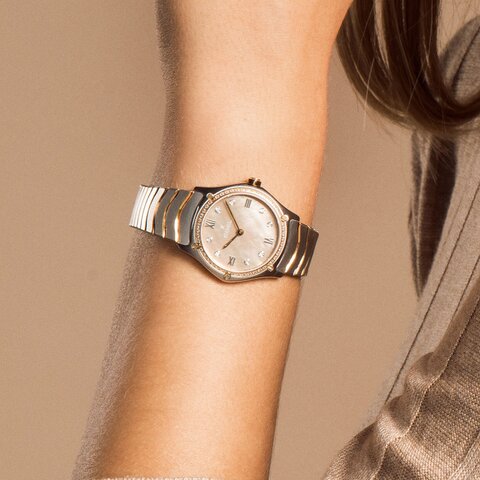 Ebel horloge met een kast in geel goud op staal, met een wijzerplaat in het parelmoer met  briljant en een diameter van 29 mm