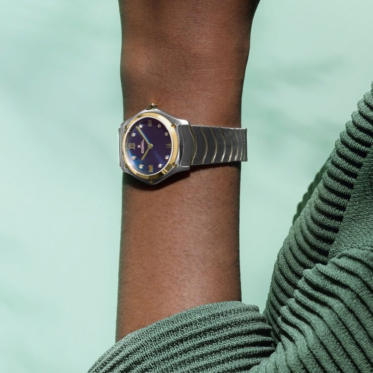 Ebel horloge met een kast in staal, met een wijzerplaat in het blauw met briljant en een diameter van 29