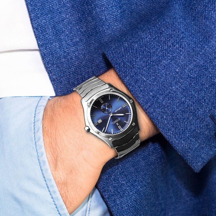 Ebel horloge met een kast in staal, met een wijzerplaat in het blauw en een diameter van 42 mm