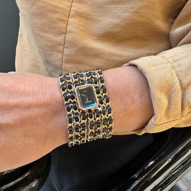CHANEL horloge met een kast in staal met coating van geel goud (0,1 micron), met een wijzerplaat in het zwart en een diameter van 19,7 x 15,2