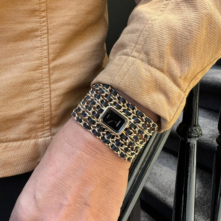 CHANEL horloge met een kast in staal met coating van geel goud (0,1 micron), met een wijzerplaat in het zwart en een diameter van 19,7 x 15,2