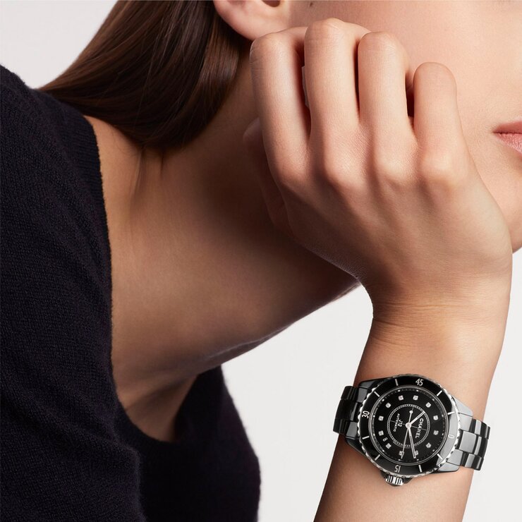 CHANEL horloge met een kast in keramiek, met een wijzerplaat in het zwart en een diameter van 38