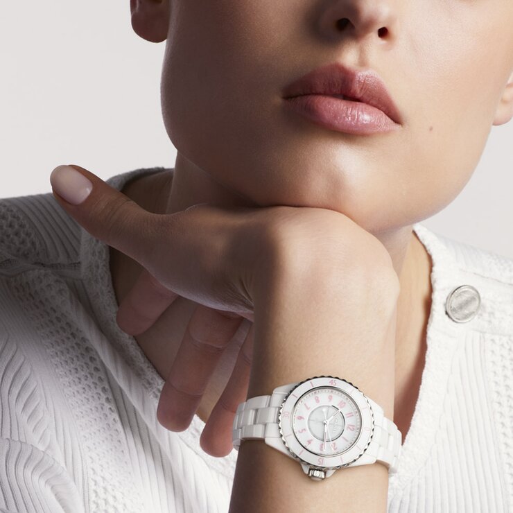 CHANEL horloge met een kast in keramiek, met een wijzerplaat in het wit en een diameter van 33
