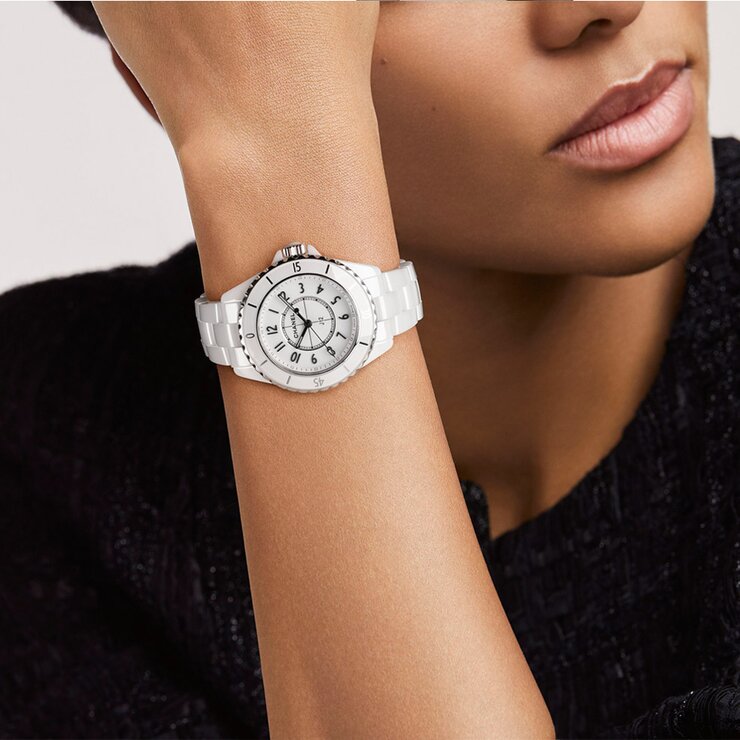 CHANEL horloge met een kast in keramiek, met een wijzerplaat in het wit en een diameter van 33