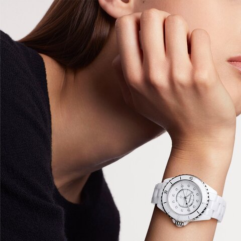 CHANEL horloge met een kast in keramiek, met een wijzerplaat in het wit met  briljant en een diameter van 33 mm