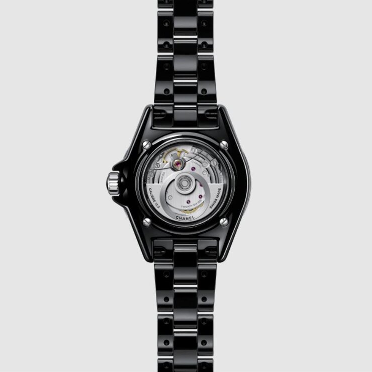CHANEL horloge met een kast in keramiek, met een wijzerplaat in het zwart en een diameter van 33