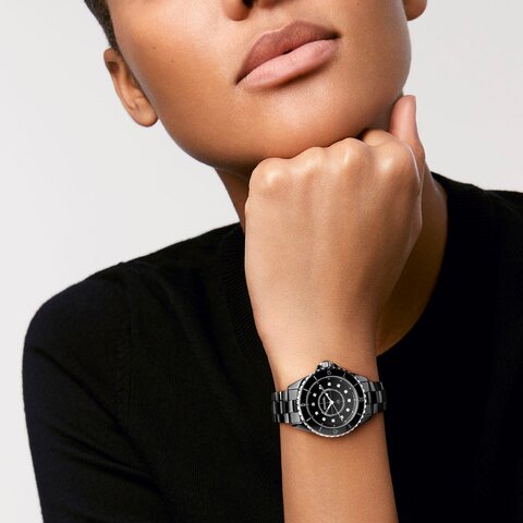 CHANEL horloge met een kast in keramiek, met een wijzerplaat in het zwart met briljant en een diameter van 33 mm
