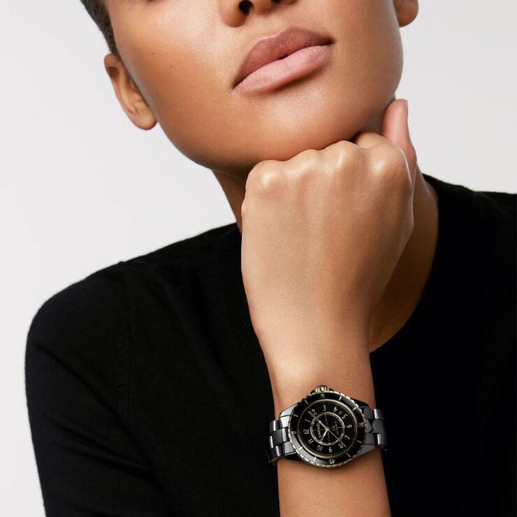 CHANEL horloge met een kast in keramiek, met een wijzerplaat in het zwart en een diameter van 38 mm