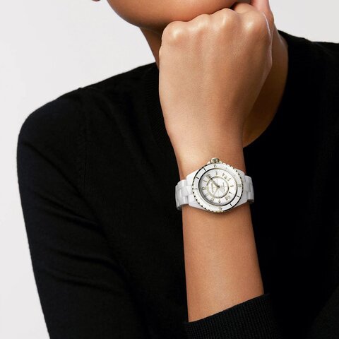 CHANEL horloge met een kast in keramiek, met een wijzerplaat in het wit en een diameter van 38 mm