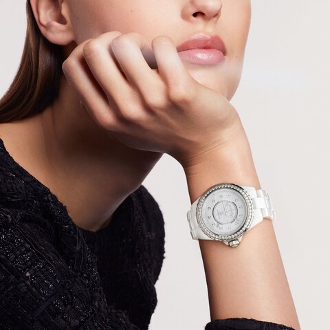 CHANEL horloge met een kast in keramiek, met een wijzerplaat in het wit met  briljant en een diameter van 38 mm