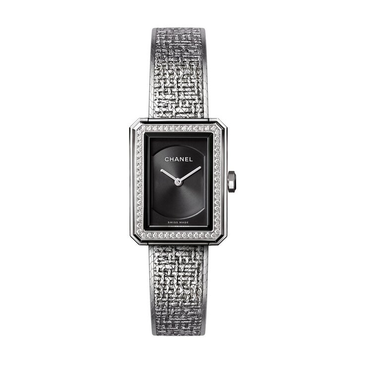montre CHANEL avec un boîtier en acier, un cadran noir et un diamètre de 21.5 x 27.9 mm