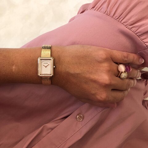 CHANEL horloge met een kast in beige goud, met een wijzerplaat in het wit en een diameter van 21.5 x 27.9 mm