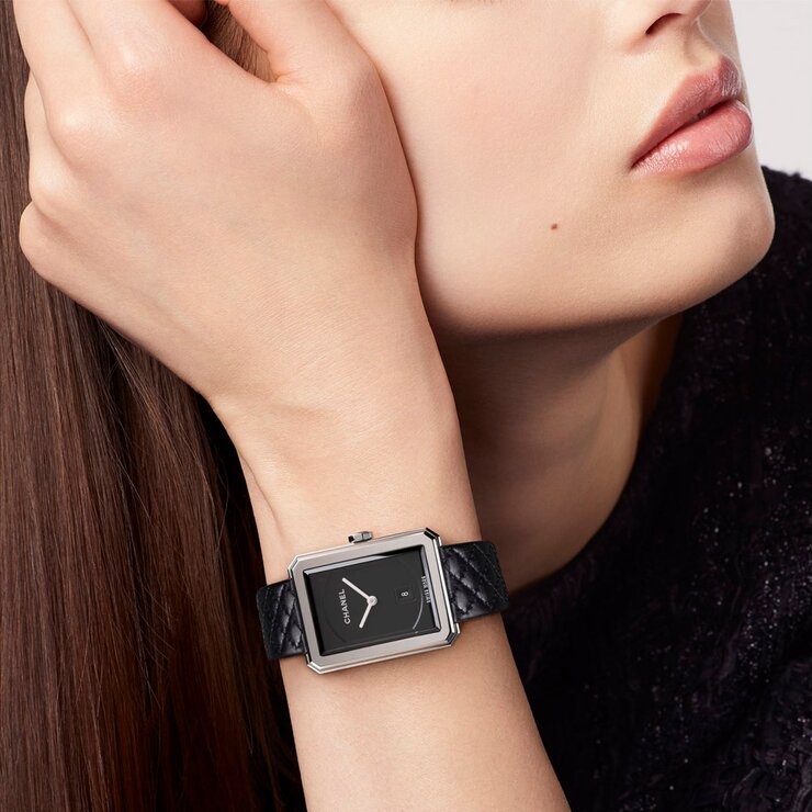 CHANEL horloge met een kast in staal, met een wijzerplaat in het zwart en een diameter van 26,7 x 34,6