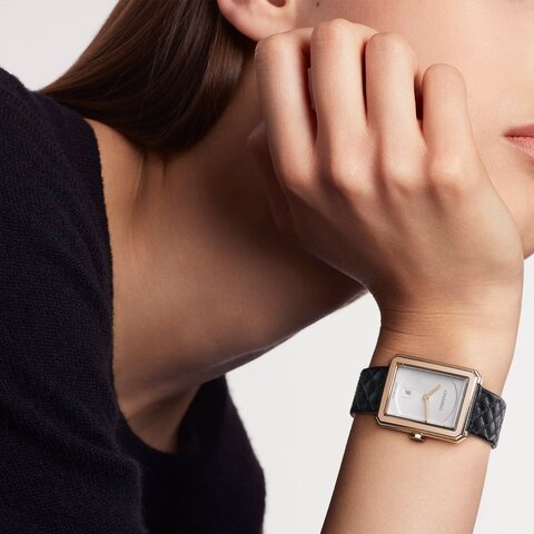 CHANEL horloge met een kast in beige goud, met een wijzerplaat in het wit en een diameter van 26.7 x 34.6 mm